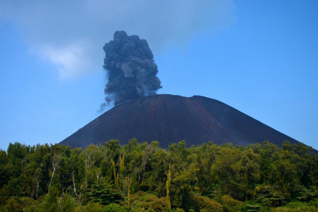 Indon&eacute;zska sopka Krakatoa. FOTO: Pixabay