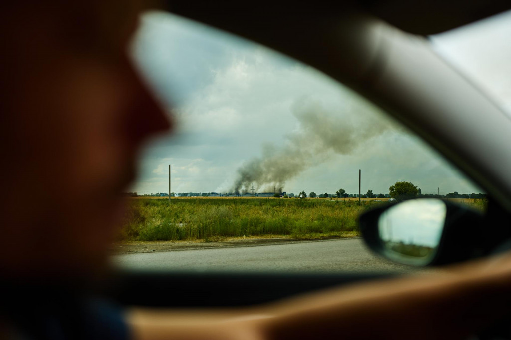 Dym st&uacute;pa z horiaceho farmaceutick&eacute;ho skladu po rusk&yacute;ch dronov&yacute;ch &uacute;tokoch na predmest&iacute; Kyjeva vo &scaron;tvrtok 3. septembra 2026. FOTO: TASR/AP
