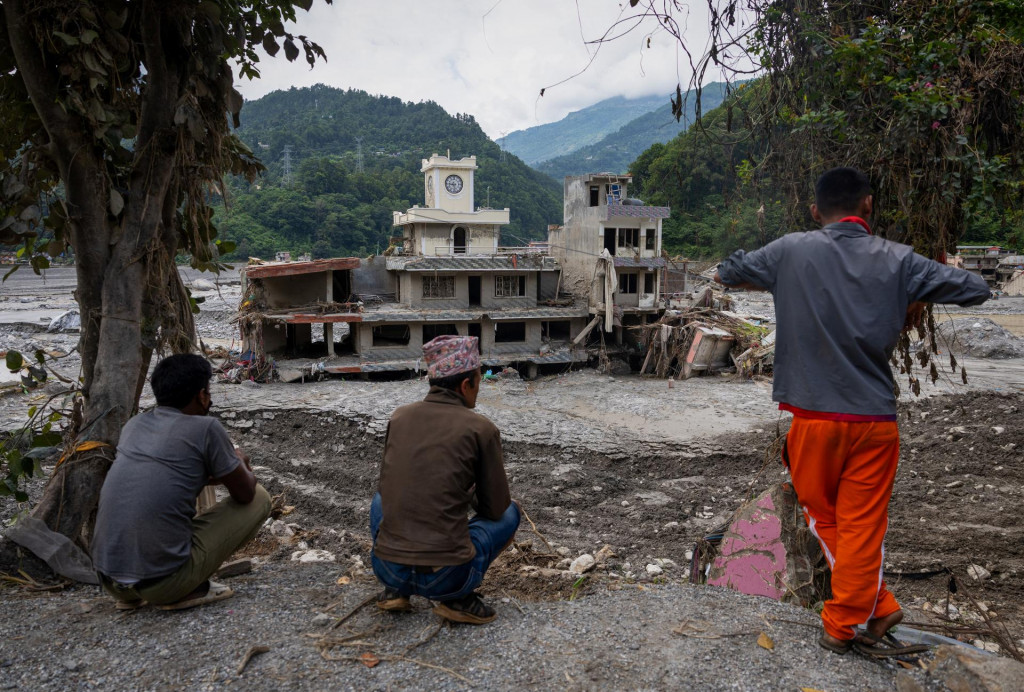 Ničiv&eacute; povodne pred t&yacute;ždňom zasiahli Nep&aacute;l a susedn&yacute; Tibet. FOTO: Reuters