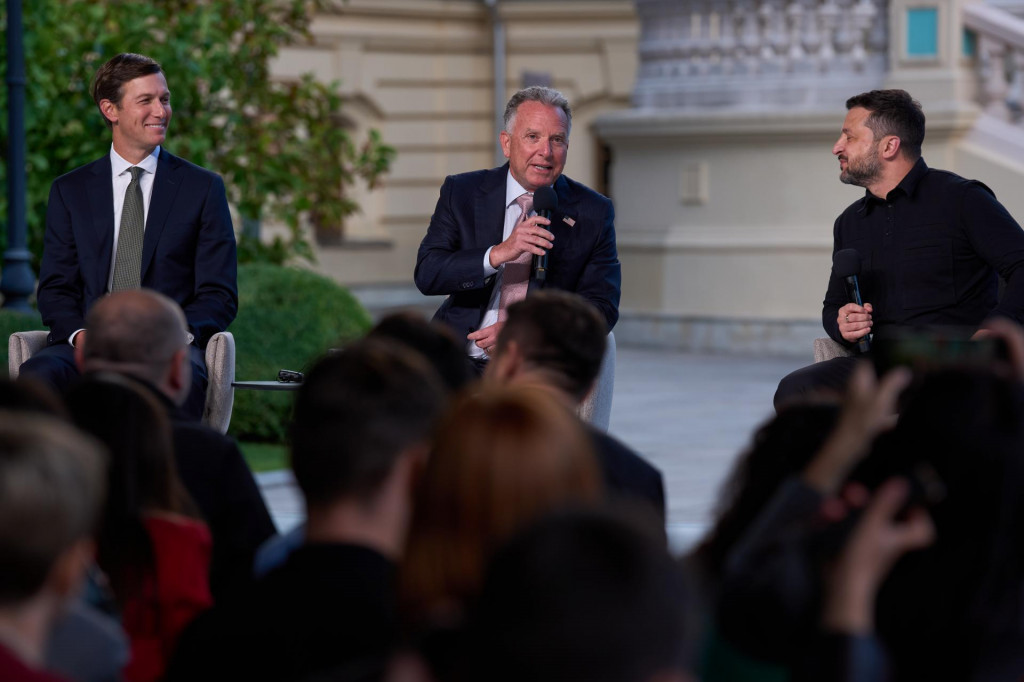 Vyslanci americk&eacute;ho prezidenta Jared Kushner (vľavo) a Steve Witkoff (uprostred) a ukrajinsk&yacute; prezident Volodymyr Zelenskyj počas tlačovej konferencie po spoločnom stretnut&iacute; v Kyjeve 6. septembra 2026. FOTO: TASR/AP
