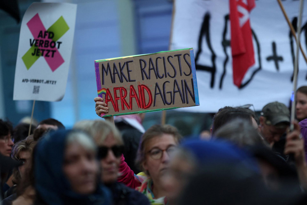 Demon&scaron;trant drž&iacute; transparent s n&aacute;pisom &bdquo;Make racists afraid again&ldquo; počas protestu proti krajne pravicovej strane Alternat&iacute;va pre Nemecko (AfD). FOTO: Reuters