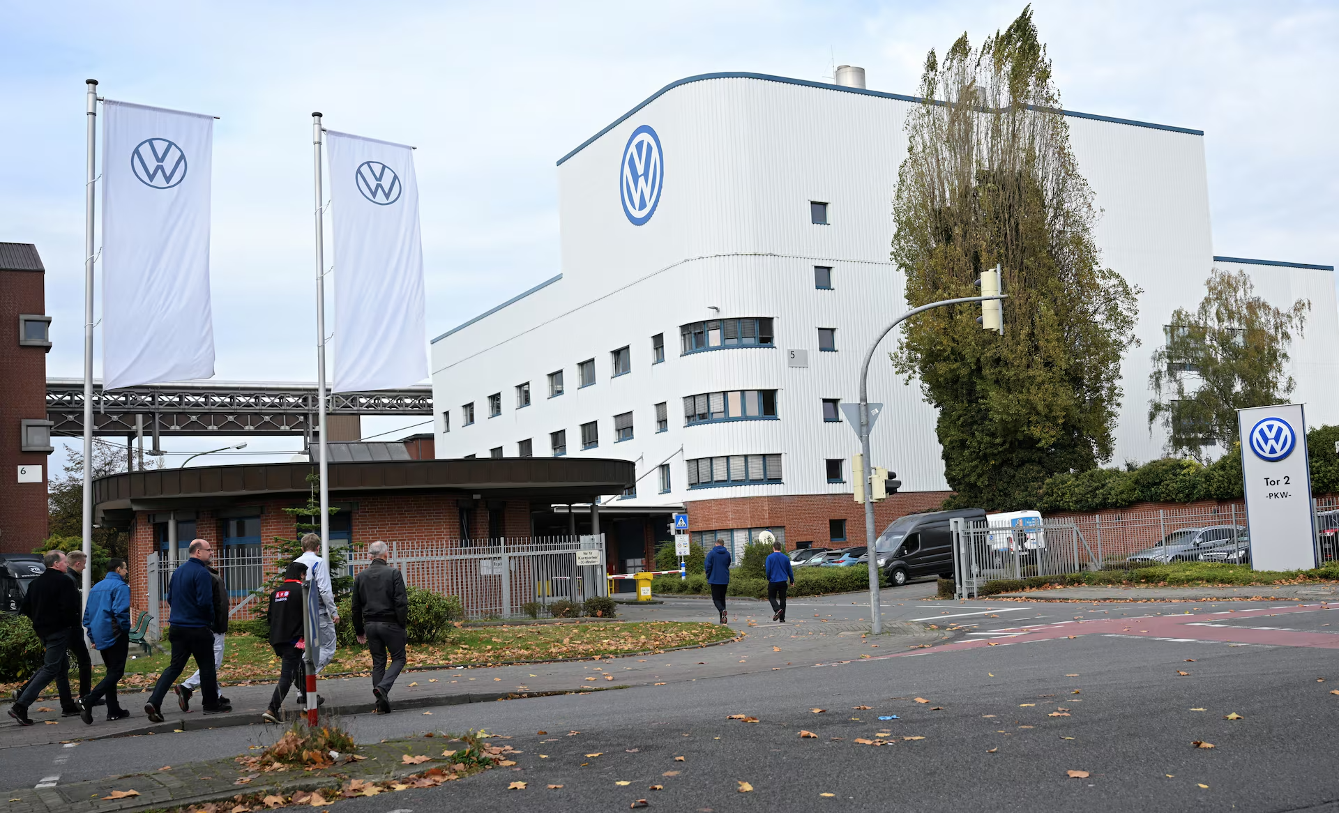 Zbrane namiesto áut. Volkswagen plánuje odovzdať závod v Osnabrücku, výroba sa presmeruje na obranný priemysel