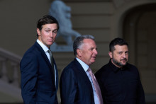 Vyslanci americk&eacute;ho prezidenta Jared Kushner (vľavo) a Steve Witkoff (uprostred) a ukrajinsk&yacute; prezident Volodymyr Zelenskyj počas tlačovej konferencie v Kyjeve. FOTO: TASR/AP