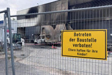 Zhoren&eacute; vozidlo stoj&iacute; na stavenisku na pozemku rozvodne v Berl&iacute;ne. FOTO: Reuters