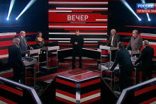 Propagandistick&aacute; talk show Večer s Vladimirom Solovjovom je vysielan&aacute; každ&uacute; nedeľu. FOTO: Z RUSSIA-1