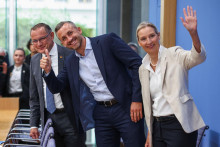 Spolupredsedovia AfD Alice Weidelov&aacute; a Tino Chrupalla a hlavn&yacute; kandid&aacute;t Ulrich Siegmund na tlačovej konferencii deň po voľb&aacute;ch v krajine Sasko-Anhaltsko. FOTO: Reuters