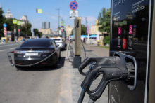 Ukrajinsk&eacute; dronov&eacute; &uacute;toky na rusk&eacute; rafin&eacute;rie, ktor&eacute; Kyjev zintenz&iacute;vnil od začiatku j&uacute;na, viedli k odst&aacute;vke niektor&yacute;ch kľ&uacute;čov&yacute;ch rafin&eacute;ri&iacute; a obmedzeniu dod&aacute;vok pohonn&yacute;ch l&aacute;tok na trh. FOTO: REUTERS