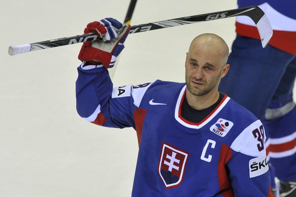 Pavol Demitra sa l&uacute;či s reprezentačnou kari&eacute;rou po stretnut&iacute; Slovensko - D&aacute;nsko na hokejov&yacute;ch MS 9. m&aacute;ja 2011 v Bratislave. FOTO: TASR/Pavel Neubauer