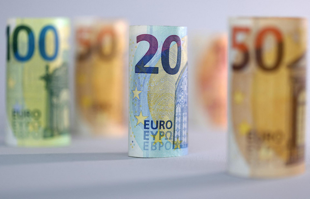 K&yacute;m pri pr&iacute;jme do 1000 eur m&aacute; pocit slu&scaron;n&eacute;ho života len 35 percent ľud&iacute;, pri pr&iacute;jme nad 2600 eur je to až 82 percent. FOTO: REUTERS