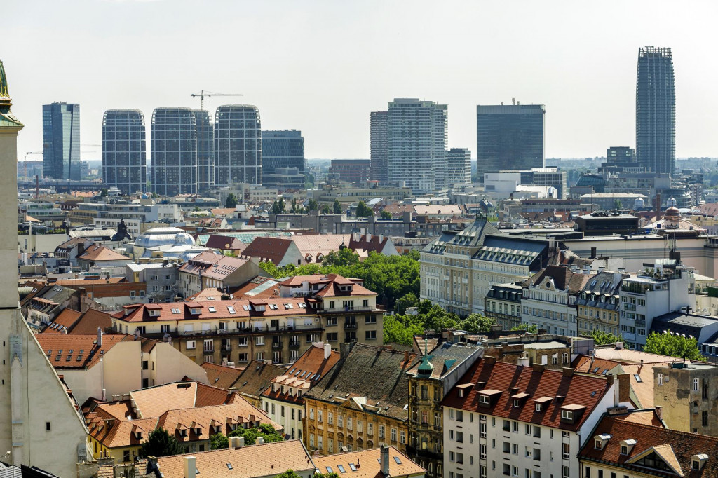 Na sn&iacute;mke je pohľad na panor&aacute;mu hlavn&eacute;ho mesta z Bratislavsk&eacute;ho hradu.

FOTO: TASR/ D. Veselsk&yacute;