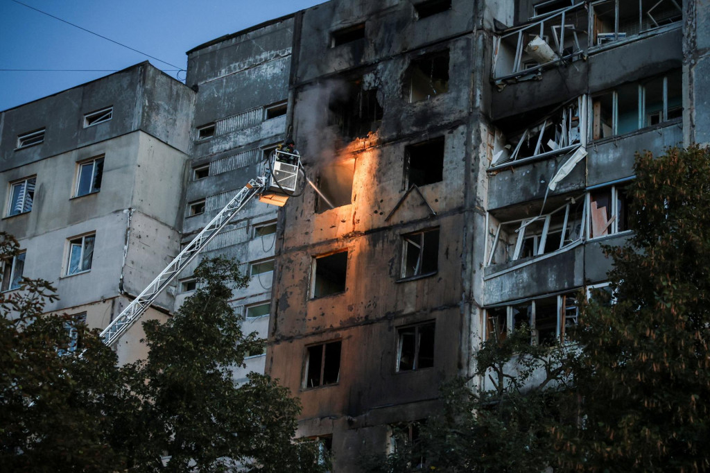 Ukrajinsk&iacute; hasič&iacute; zasahuj&uacute; pri požiari bytovky v Kyjeve po ruskom dronovom &uacute;toku. FOTO: Reuters