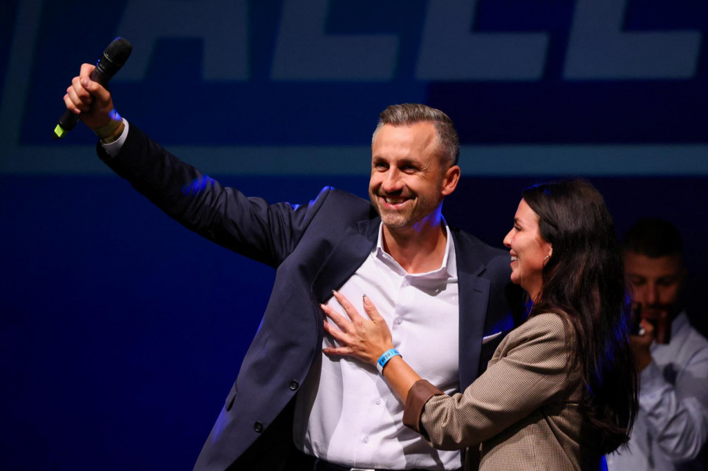 &Scaron;&eacute;f pravicovej Alternat&iacute;vy pre Nemecko (AfD) v spolkovej krajine Sasko-Anhaltsko Ulrich Siegmund osl&aacute;vil nedeľňaj&scaron;&iacute; volebn&yacute; triumf spoločne so svojou manželkou Juliou. FOTO: REUTERS