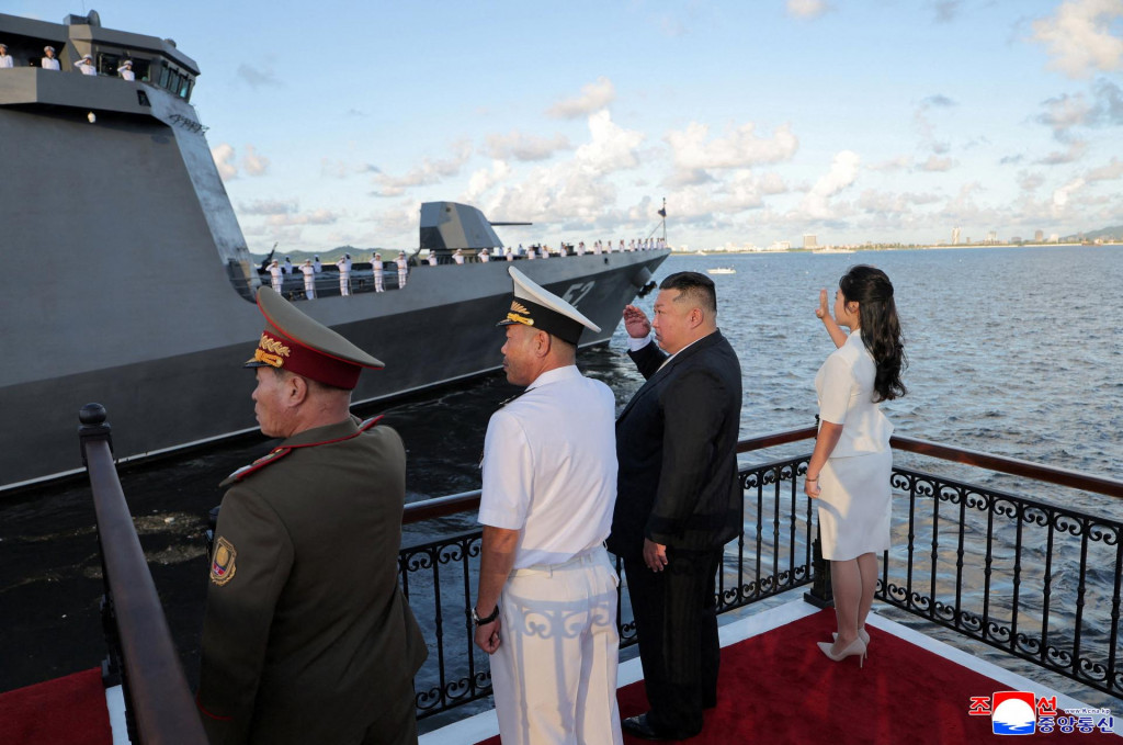 Severok&oacute;rejsk&yacute; vodca Kim Čong-un sa v sprievode svojej dc&eacute;ry Kim Ču Ae z&uacute;častnil sl&aacute;vnostn&eacute;ho uvedenia torp&eacute;doborca ​​&bdquo;Kang Kon&ldquo; do prev&aacute;dzky. FOTO: Reuters/KCNA