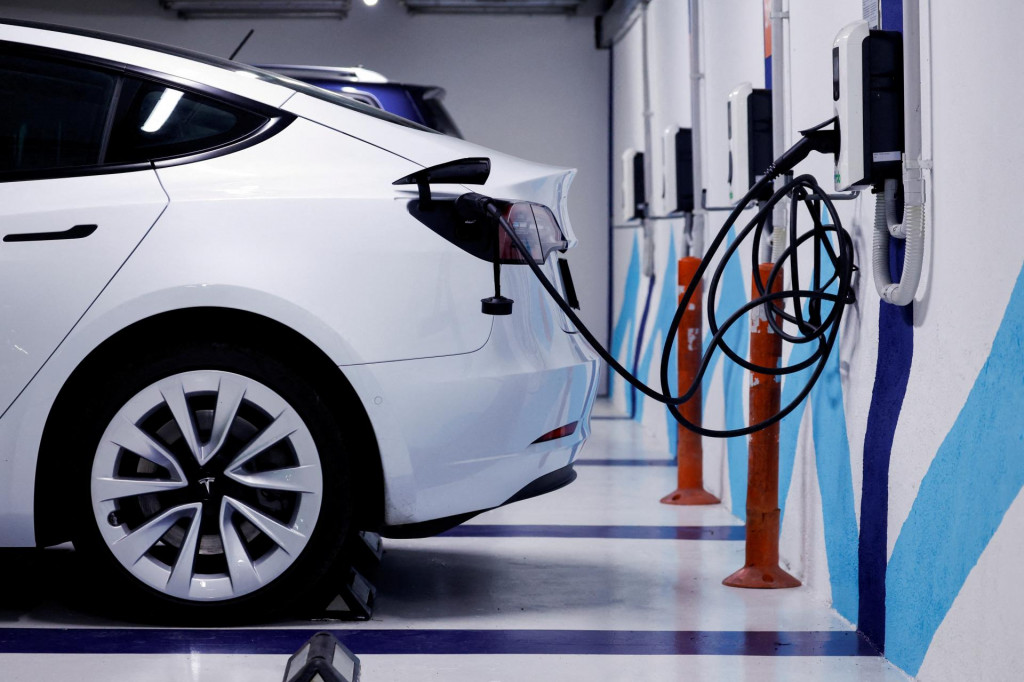 Rast&uacute;ci dopyt po elektrick&yacute;ch vozidl&aacute;ch men&iacute; v&yacute;robn&eacute; procesy v celej E&Uacute;, uv&aacute;dza sa ďalej v spr&aacute;ve, podľa ktorej podiel vozidiel so spaľovac&iacute;m motorom na celkovej produkcii klesol medzi rokmi 2020 a 2025 z 91 percent na 72 percent. FOTO: REUTERS