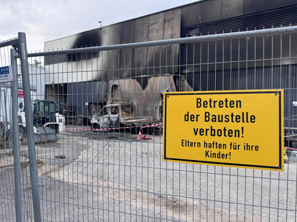 Zhoren&eacute; vozidlo stoj&iacute; na stavenisku na pozemku rozvodne v Berl&iacute;ne. FOTO: Reuters