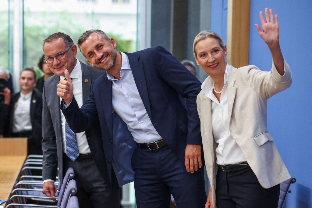 Spolupredsedovia AfD Alice Weidelov&aacute; a Tino Chrupalla a hlavn&yacute; kandid&aacute;t Ulrich Siegmund na tlačovej konferencii deň po voľb&aacute;ch v krajine Sasko-Anhaltsko. FOTO: Reuters