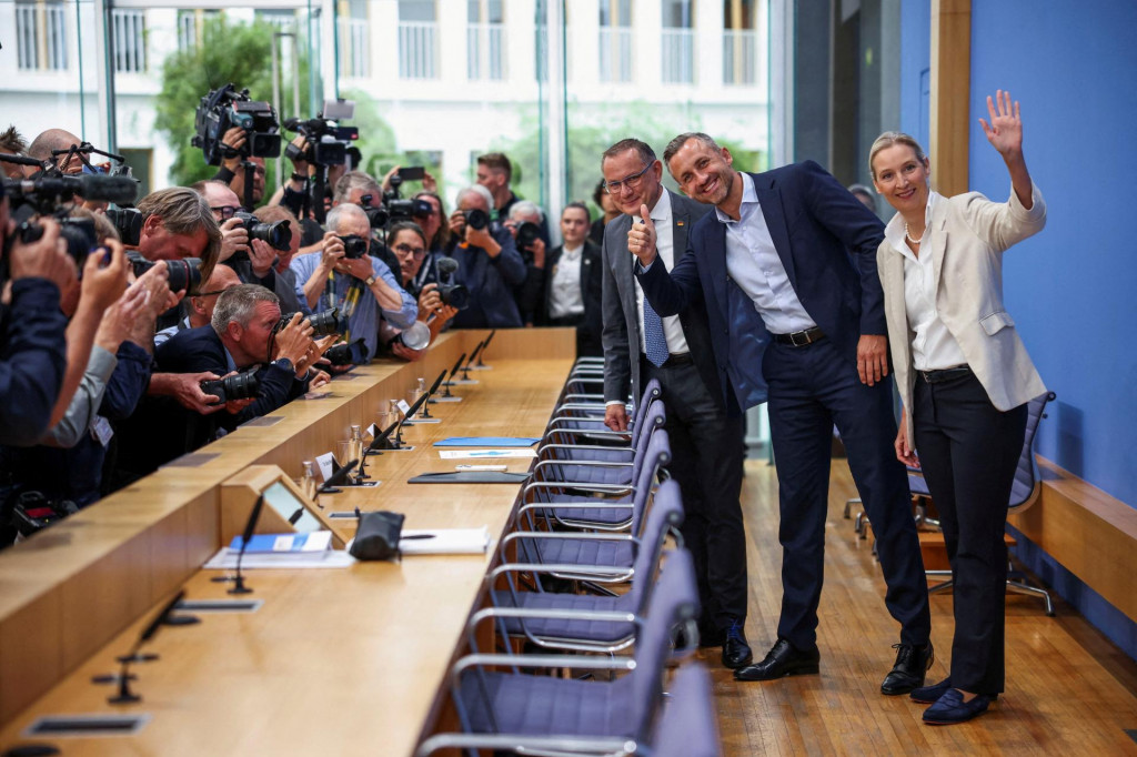 Spolupredsedovia krajne pravicovej AfD Alice Weidelov&aacute; a Tino Chrupalla a hlavn&yacute; kandid&aacute;t Ulrich Siegmund v Sasku-Anhaltsku. FOTO: Reuters