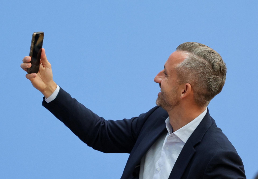 Volebn&yacute; l&iacute;der AfD v Sasku-Anhaltsku Ulrich Siegmund si 7. septembra, deň po &uacute;spe&scaron;n&yacute;ch voľb&aacute;ch do krajinsk&eacute;ho parlamentu, robil selfie na tlačovej konferencii v Berl&iacute;ne. FOTO: Reuters