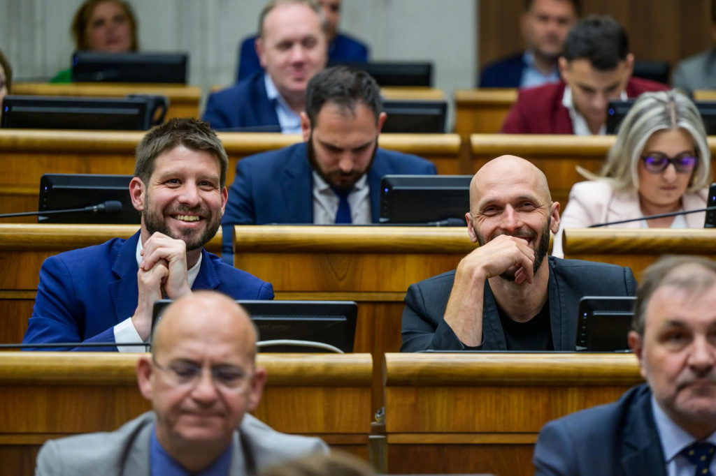 Na sn&iacute;mke poslanci N&aacute;rodnej rady uprostred zľava Michal &Scaron;imečka a Michal Truban (obaja Progres&iacute;vne Slovensko). FOTO: TASR/Jaroslav Nov&aacute;k