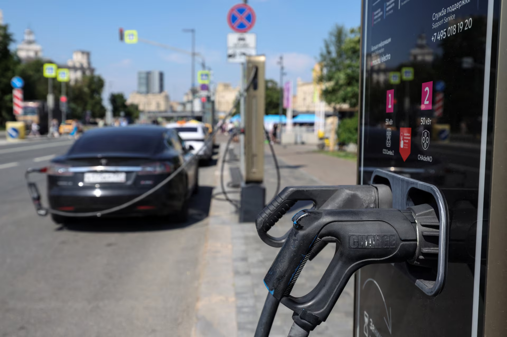 Ukrajinsk&eacute; dronov&eacute; &uacute;toky na rusk&eacute; rafin&eacute;rie, ktor&eacute; Kyjev zintenz&iacute;vnil od začiatku j&uacute;na, viedli k odst&aacute;vke niektor&yacute;ch kľ&uacute;čov&yacute;ch rafin&eacute;ri&iacute; a obmedzeniu dod&aacute;vok pohonn&yacute;ch l&aacute;tok na trh. FOTO: REUTERS