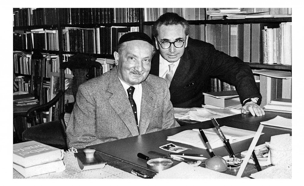 Filozof Martin Heidegger s o gener&aacute;ciu mlad&scaron;&iacute;m psychol&oacute;gom Viktorom Franklom (v okuliaroch), zakladateľom terapeutickej met&oacute;dy zn&aacute;mej ako existenci&aacute;lna anal&yacute;za. Frankl vych&aacute;dzal z Heideggera a označoval ho za jeden zo svojich hlavn&yacute;ch in&scaron;piračn&yacute;ch zdrojov.