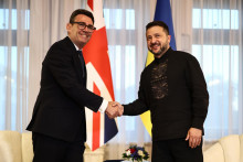 Ukrajinsk&yacute; prezident Volodymyr Zelenskyj (vpravo) a britsk&yacute; premi&eacute;r Andy Burnham si pod&aacute;vaj&uacute; ruky počas bilater&aacute;lneho stretnutia v Kyjeve v pondelok 24. augusta 2026. FOTO: TASR/AP
