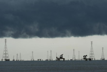 Jemensk&iacute; povstalci h&uacute;s&iacute;ovci zasiahli energetick&eacute; zariadenia v Saudskej Ar&aacute;bii. FOTO: TASR/AP
