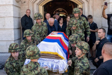 Srbsko čel&iacute; kritike za organizovanie verejn&eacute;ho pohrebu Mladiča aj zo strany Eur&oacute;pskej &uacute;nie. FOTO: Reuters