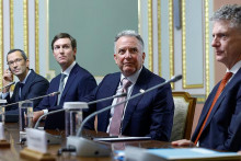 Ukrajinsk&yacute; prezident Volodymyr Zelenskyj v Kyjeve rokoval s americk&yacute;mi vyslancami Jaredom Kushnerom a Stevom Witkoffom a eur&oacute;pskymi z&aacute;stupcami. FOTO: Reuters