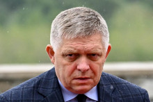 Predseda slovenskej vl&aacute;dy Robert Fico prich&aacute;dza na stretnutie premi&eacute;rov kraj&iacute;n V4 na bratislavsk&yacute; hrad. FOTO: REUTERS
