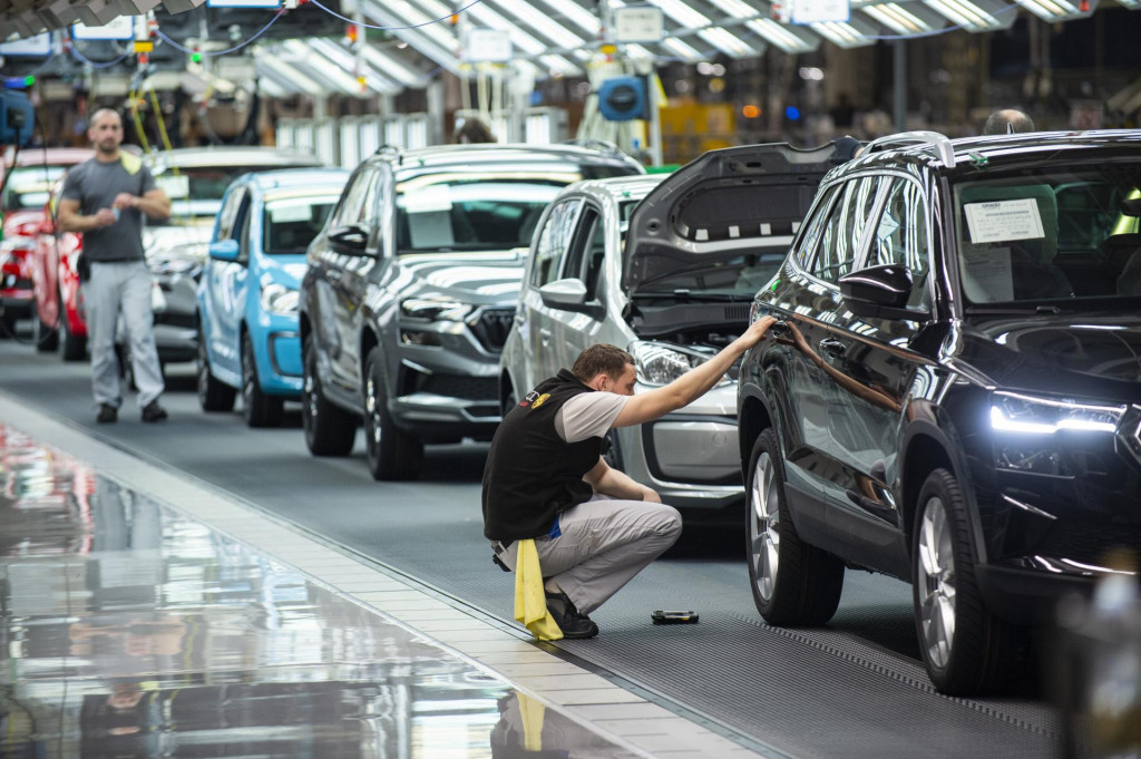 Dovoz aj v&yacute;voz v j&uacute;li ťahal automobilov&yacute; priemysel. FOTO: TASR/Jakub Kotian
