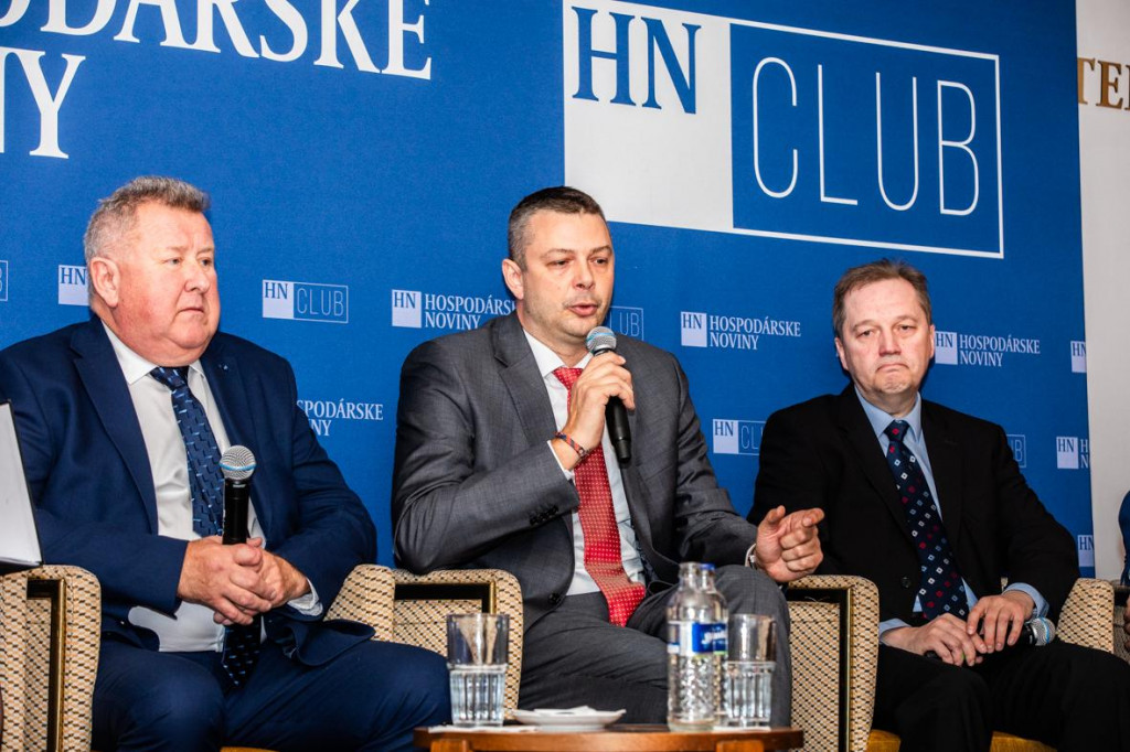 Na sn&iacute;mke z tohtoročn&eacute;ho HN Clubu zľava &scaron;&eacute;f regulačn&eacute;ho &uacute;radu Jozef Holjenč&iacute;k, gener&aacute;lny riaditeľ SPP Martin H&uacute;ska a Marek Senkovič, v&yacute;konn&yacute; riaditeľ Slovnaftu.

FOTO: HN/ MIROSLAVA SPODNIAKOV&Aacute;