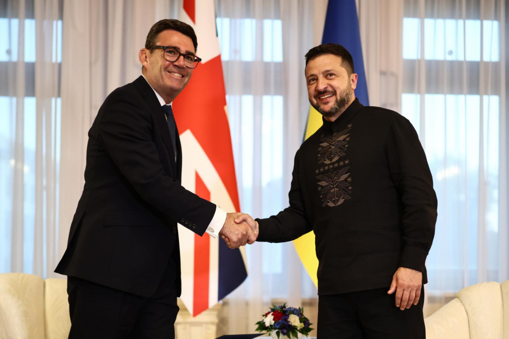 Ukrajinsk&yacute; prezident Volodymyr Zelenskyj (vpravo) a britsk&yacute; premi&eacute;r Andy Burnham si pod&aacute;vaj&uacute; ruky počas bilater&aacute;lneho stretnutia v Kyjeve v pondelok 24. augusta 2026. FOTO: TASR/AP
