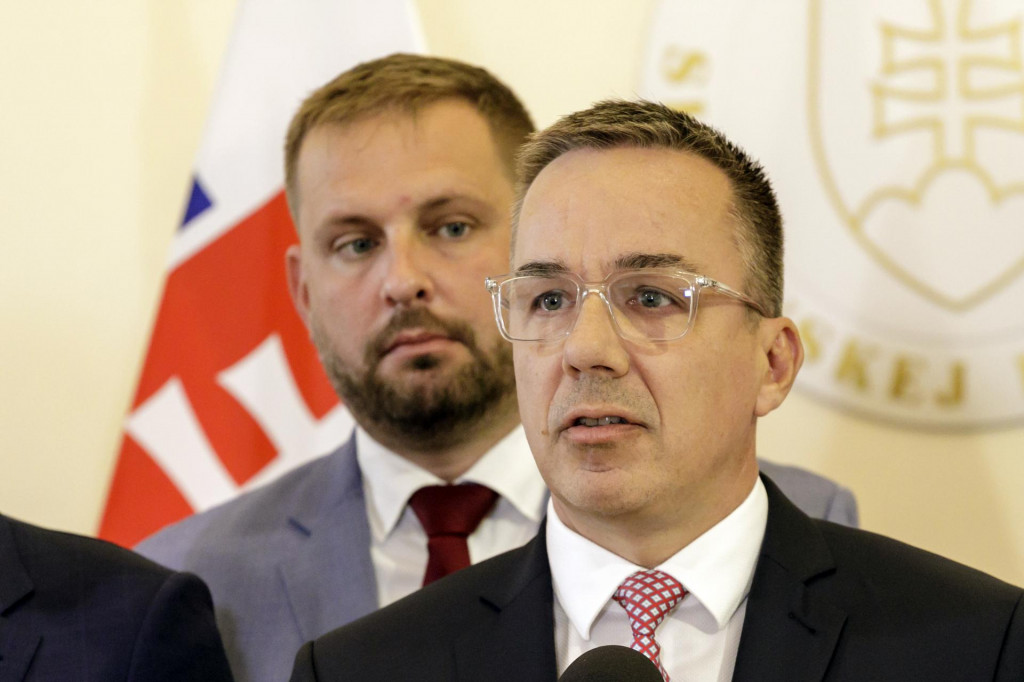 Minister zdravotn&iacute;ctv Kamil &Scaron;a&scaron;ko (Hlas-SD) a minister pr&aacute;ce, soci&aacute;lnych vec&iacute; a rodiny Erik Tom&aacute;&scaron; (Hlas-SD). FOTO: TASR/Dano Veselsk&yacute;