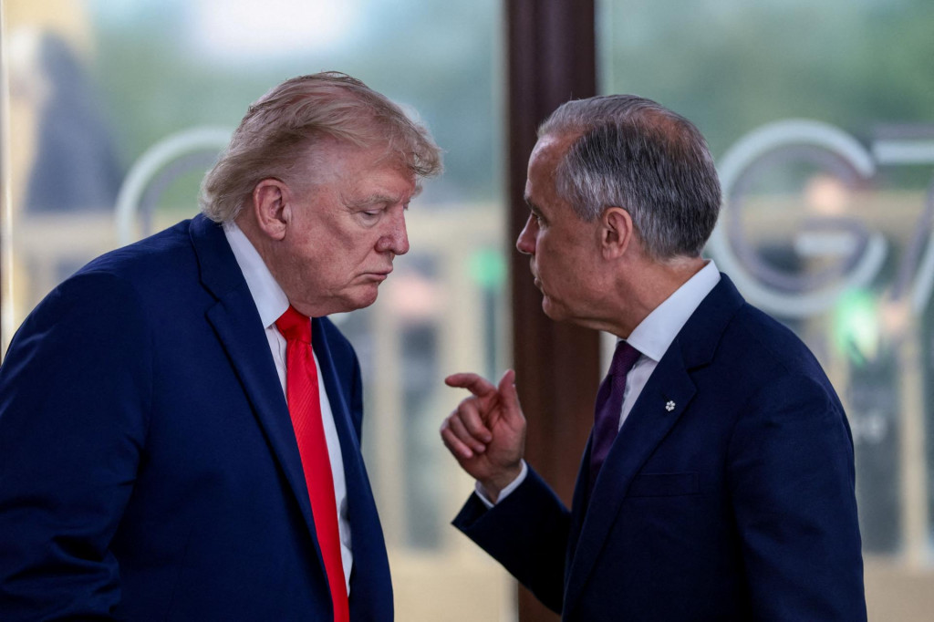 Americk&yacute; prezident Donald Trump a kandask&yacute; premi&eacute;r Mark Carney na stretnut&iacute; kraj&iacute;n G7. FOTO: REUTERS
