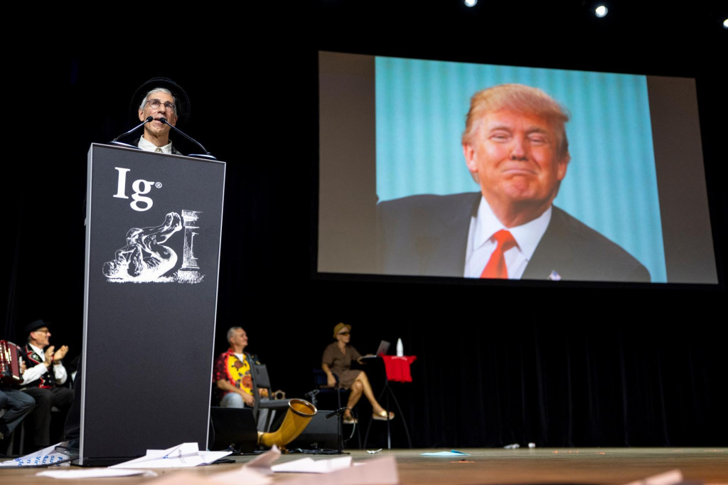 Marc Abrahams, editor magaz&iacute;nu An&aacute;ly nepravdepodobn&eacute;ho v&yacute;skumu počas pr&iacute;hovoru vedľa fotografie americk&eacute;ho prezidenta Donalda Trumpa na udeľovan&iacute; Ig Nobelov&yacute;ch cien.