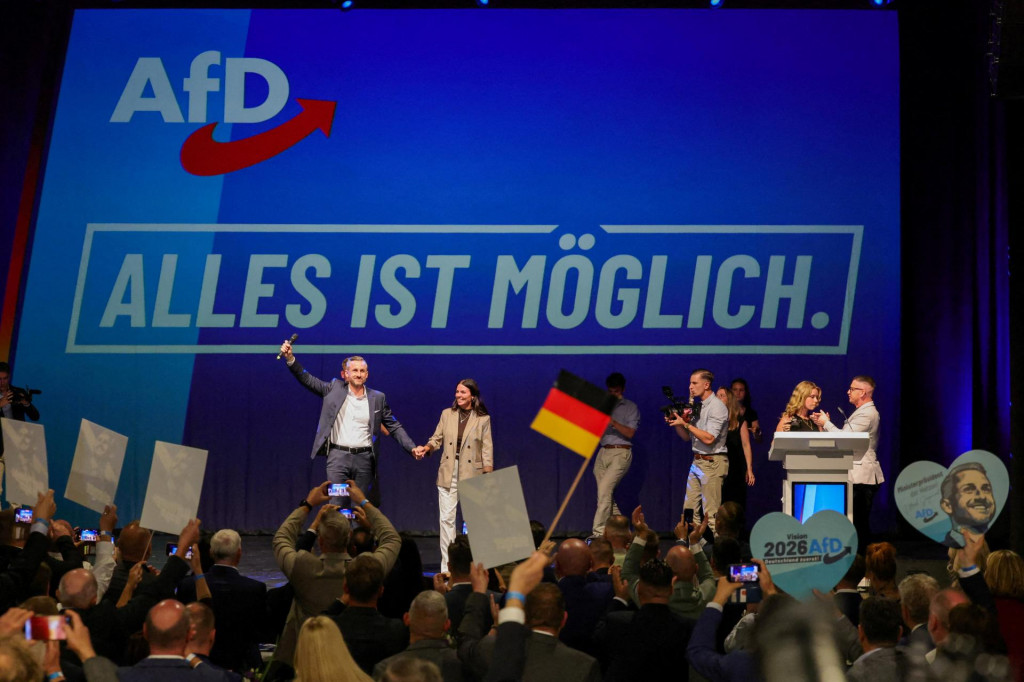 Hlavn&yacute; kandid&aacute;t krajne pravicovej strany Alternat&iacute;va pre Nemecko Ulrich Siegmund a jeho manželka Julia Siegmundov&aacute;. FOTO: Reuters