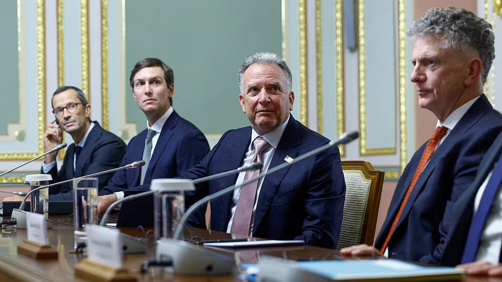 Ukrajinsk&yacute; prezident Volodymyr Zelenskyj v Kyjeve rokoval s americk&yacute;mi vyslancami Jaredom Kushnerom a Stevom Witkoffom a eur&oacute;pskymi z&aacute;stupcami. FOTO: Reuters
