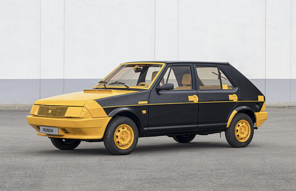 Seat Ronda s kontrastne lakovan&yacute;mi dielmi, ktor&eacute; ukazuj&uacute; rozdiely oproti modelu Fiat Ritmo.
