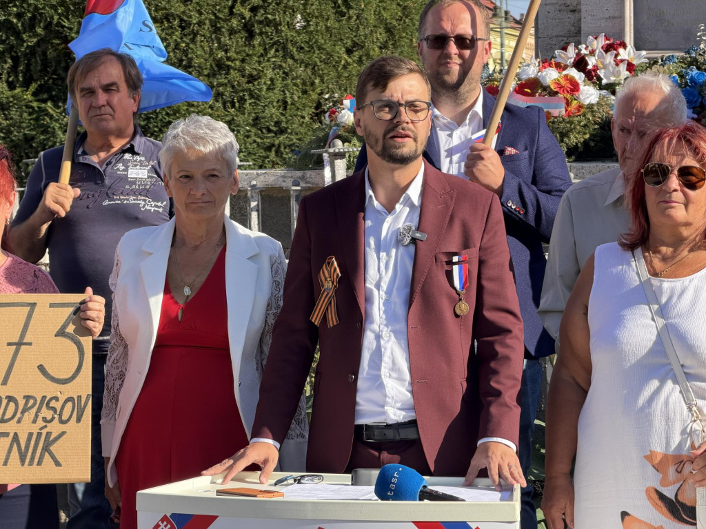 Predseda petičn&eacute;ho v&yacute;boru Za ochranu Pam&auml;tn&iacute;ka vojakom Sovietskej arm&aacute;dy v Ko&scaron;iciach Alexander Riabov. FOTO: TASR/Maro&scaron; Čern&yacute;