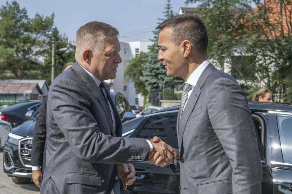 Zľava premi&eacute;r Robert Fico a minister &scaron;kolstva Tom&aacute;&scaron; Drucker. FOTO: TASR/M. Baumann