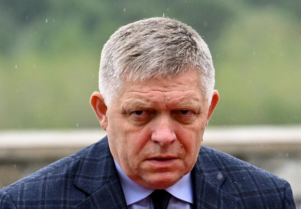 Predseda slovenskej vl&aacute;dy Robert Fico prich&aacute;dza na stretnutie premi&eacute;rov kraj&iacute;n V4 na bratislavsk&yacute; hrad. FOTO: REUTERS