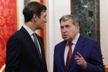 Jared Kushner, zať americk&eacute;ho prezidenta Donalda Trumpa, poč&uacute;va poradcu Kremľa pre zahraničn&uacute; politiku Jurija U&scaron;akova. FOTO: Reuters