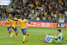 Na sn&iacute;mke hr&aacute;č Alioune Sylla (DAC) sa te&scaron;&iacute; z g&oacute;lu počas z&aacute;pasu 7. kola futbalovej Nik&eacute; ligy FC DAC 1904 Dunajsk&aacute; Streda - &Scaron;K Slovan Bratislava v Dunajskej Strede v sobotu 5. septembra 2026. FOTO TASR - Ľubo&scaron; Pilc *** Local Caption *** g&oacute;l radosť FOTO: Ľubo&scaron; Pilc