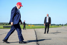 Trump v utorok uviedol, že americk&aacute; vl&aacute;da prestane do svojich dlhodob&yacute;ch dod&aacute;vateľsk&yacute;ch zml&uacute;v zaraďovať v&yacute;robky poch&aacute;dzaj&uacute;ce z Kanady. FOTO: Reuters
