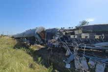 V Mazovskom vojvodstve sa zrazilo n&aacute;kladn&eacute; auto a vlak PKP Intercity. FOTO: X/Poľsk&aacute; &scaron;t&aacute;tna hasičsk&aacute; služba