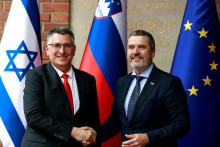 Izraelsk&yacute; minister zahraničn&yacute;ch vec&iacute; Gideon Saar sa v Ľubľane stretol so slovinsk&yacute;m kolegom Toneom Kajzerom. FOTO: Reuters