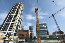 Na sn&iacute;mke je panor&aacute;ma v&yacute;stavby veže Sky Park Tower v lokalite Mlynsk&eacute; Nivy. FOTO: HN/ Peter Mayer