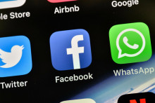 Aplik&aacute;cie Facebooku a WhatsAppu. FOTO: TASR/AP