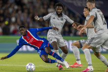 Hr&aacute;či Slovana sprava Kenan Bajrič, Svetozar Markovič, Sandro Cruz a hr&aacute;č Par&iacute;ža St. Germain Ousmane Demb&eacute;l&eacute; bojuj&uacute; o loptu počas z&aacute;pasu 1. kola ligovej f&aacute;zy Ligy majstrov vo futbale Par&iacute;ž St. Germain - &Scaron;K Slovan Bratislava v Par&iacute;ži. FOTO: TASR/Martin Baumann
